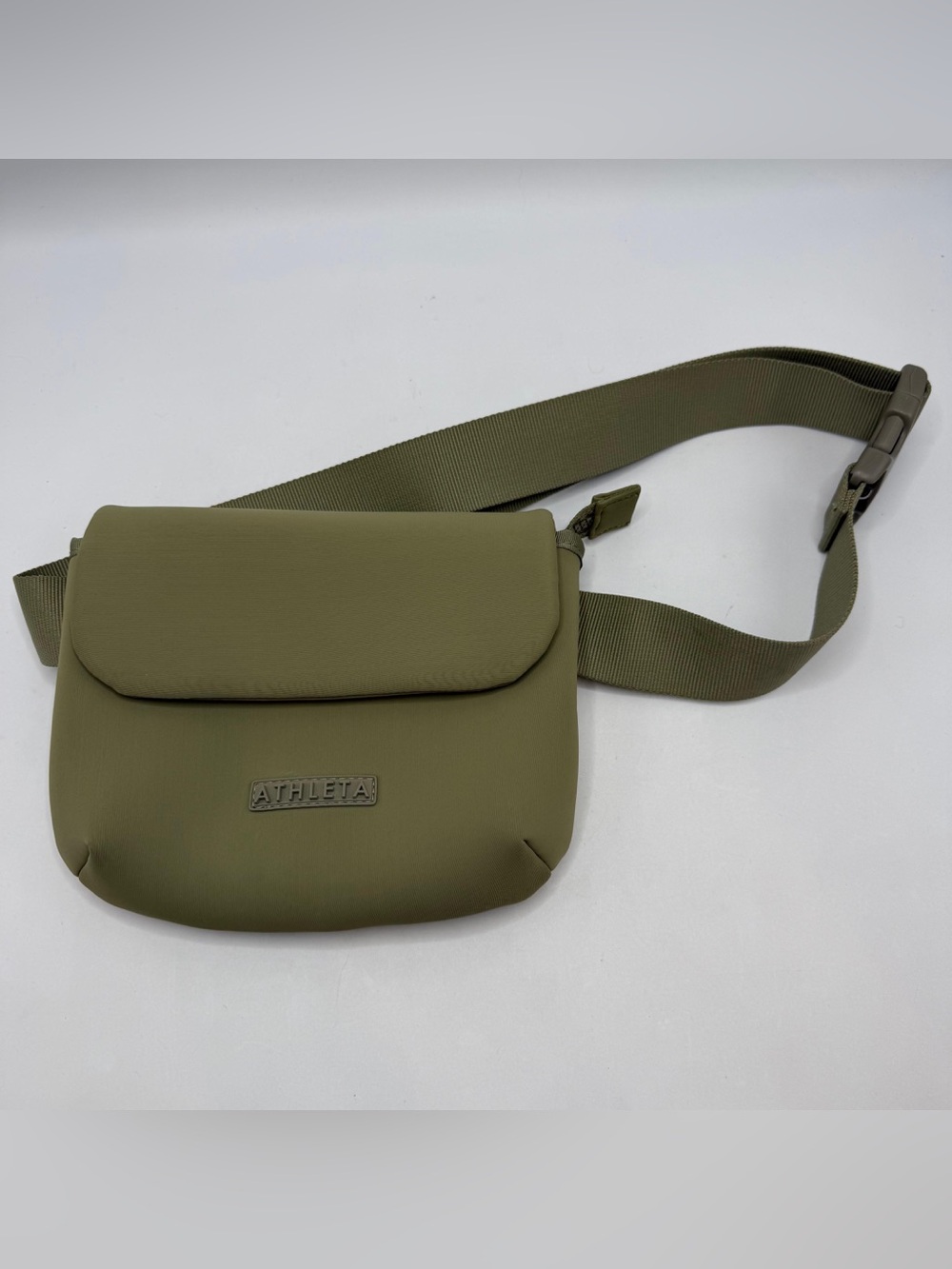 🚫SOLD - NO AVAILABLE Athleta Olive Green Crossbody Belt Bag Lightweight